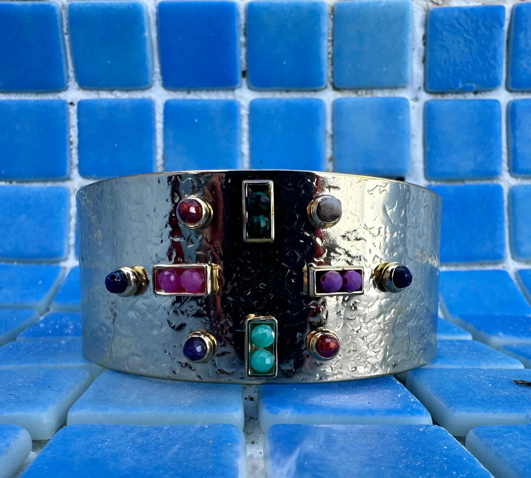 Brazalete dorado bolitas piedra