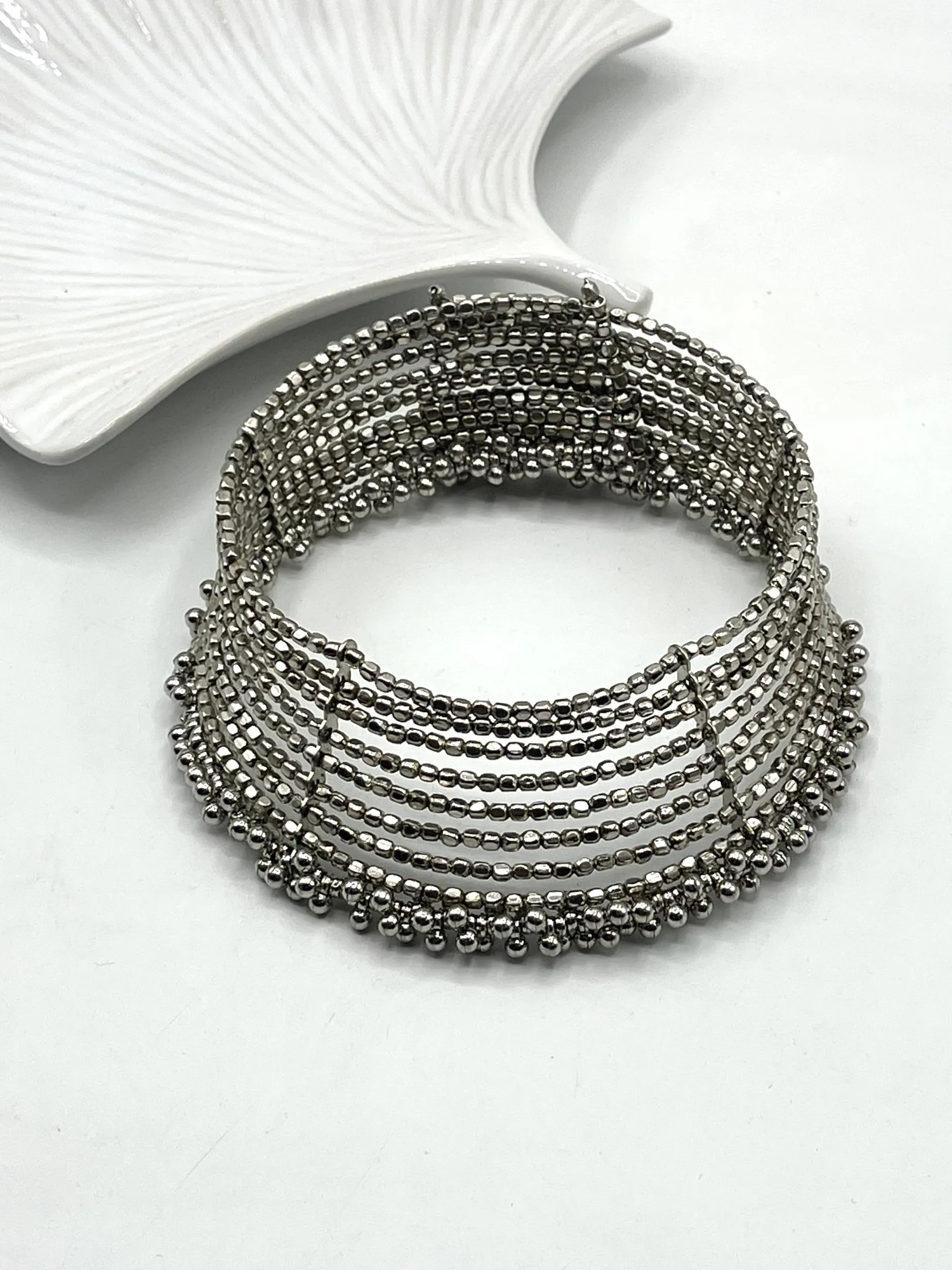 Chocker plateado rígido bolitas