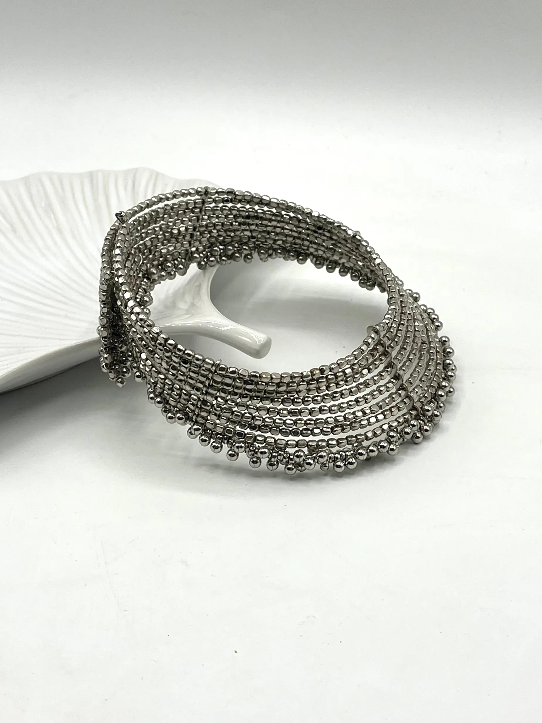 Chocker plateado rígido bolitas