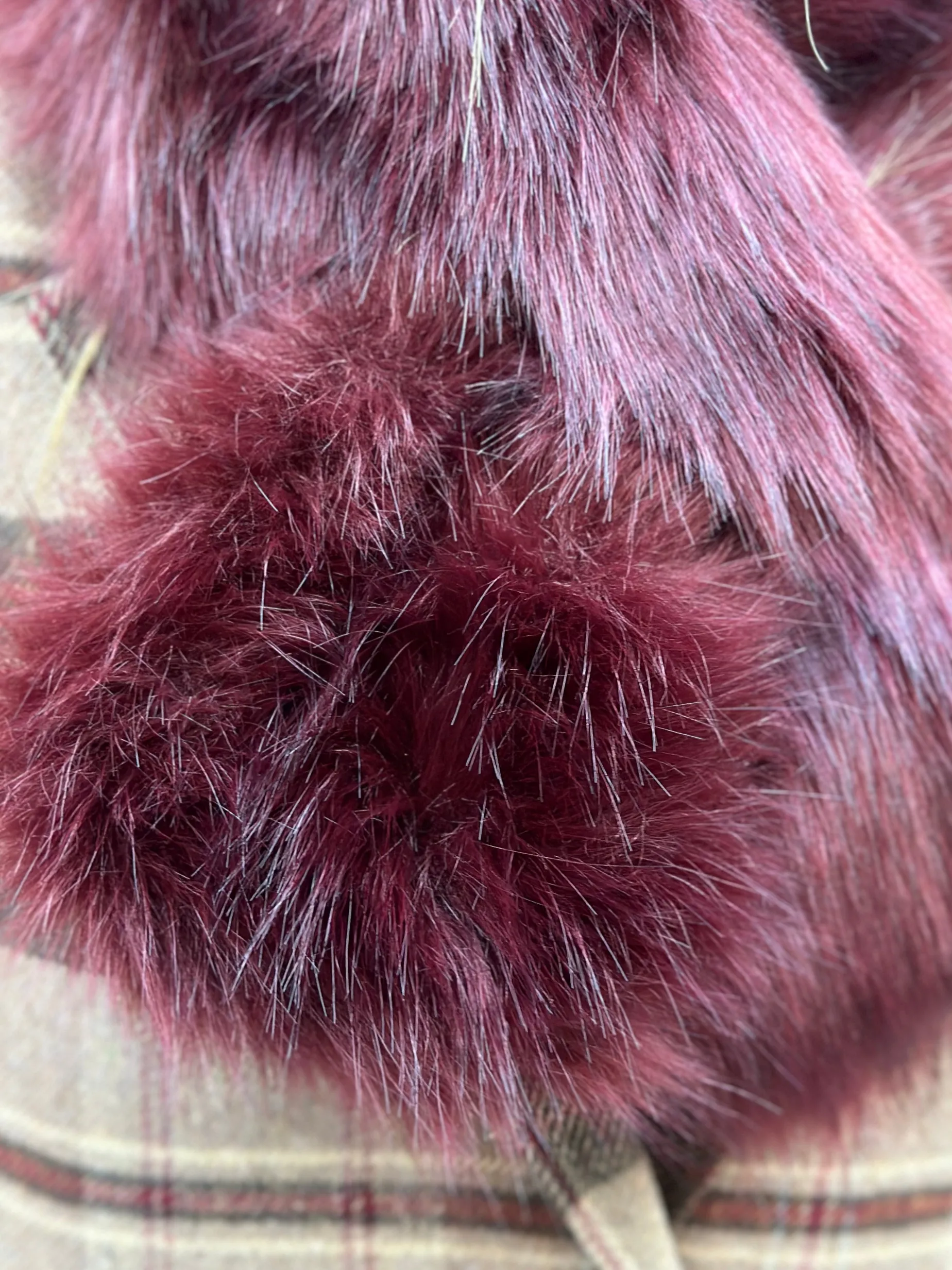 Cuello pelo sintético cruzado