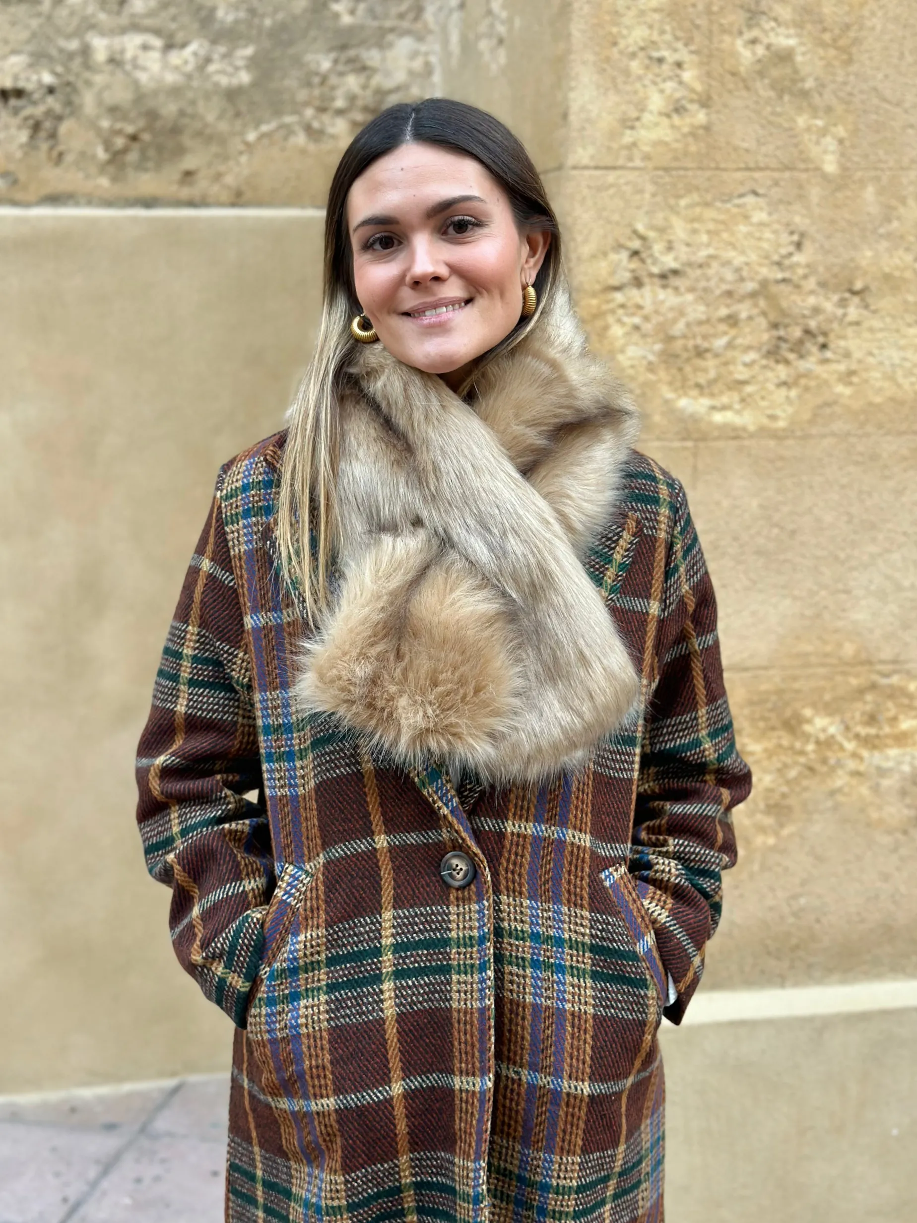 Cuello pelo sintético cruzado