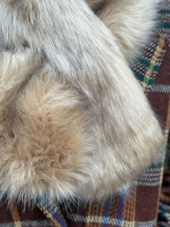 Cuello pelo sintético cruzado