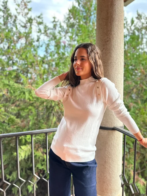 Jersey cuello alto botones hombreras blanco