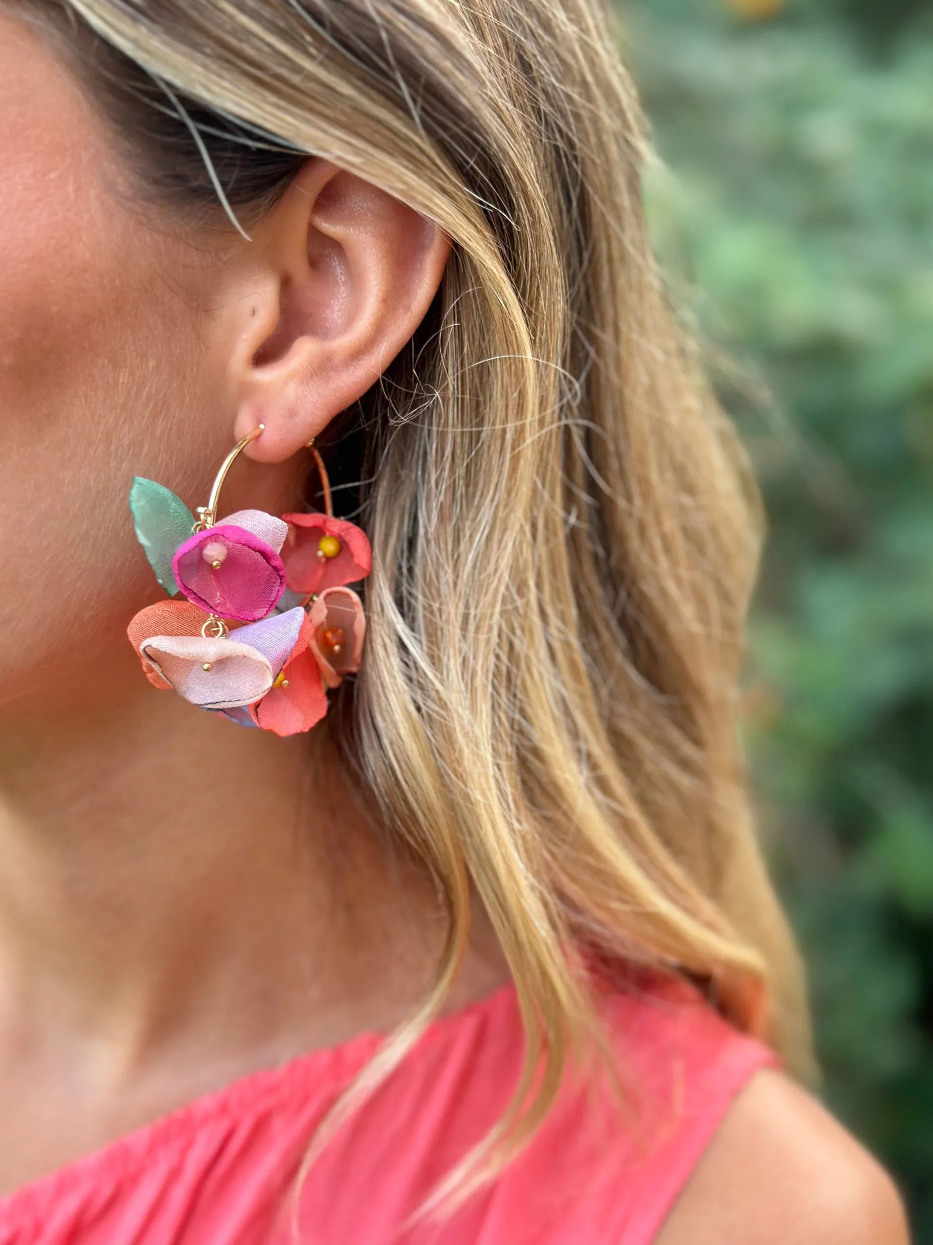 Pendientes hojas de tela multicolor