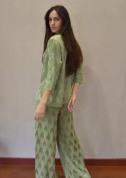 Traje fluido estampado satinado