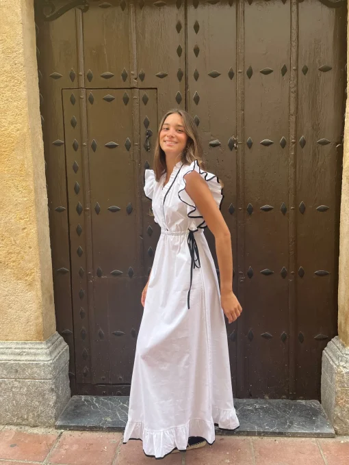 Vestido blanco contraste negro volantes