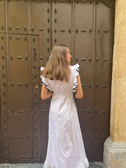 Vestido blanco contraste negro volantes